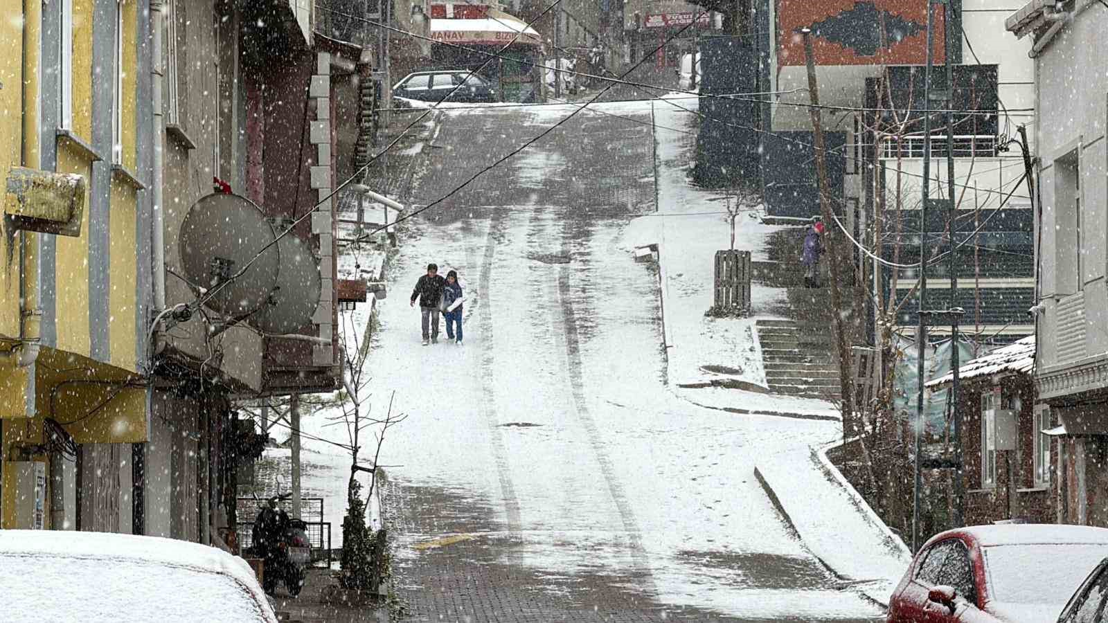 Arnavutk&ouml;y&rsquo;de &ccedil;ocuklar kar topu oynayarak tatilin tadını doyasıya &ccedil;ıkardı
