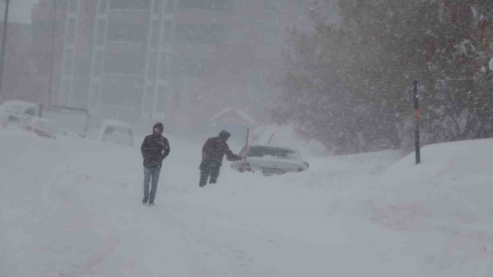 Bitlis kara g&ouml;m&uuml;ld&uuml;, 335 k&ouml;y yolu kapalı

