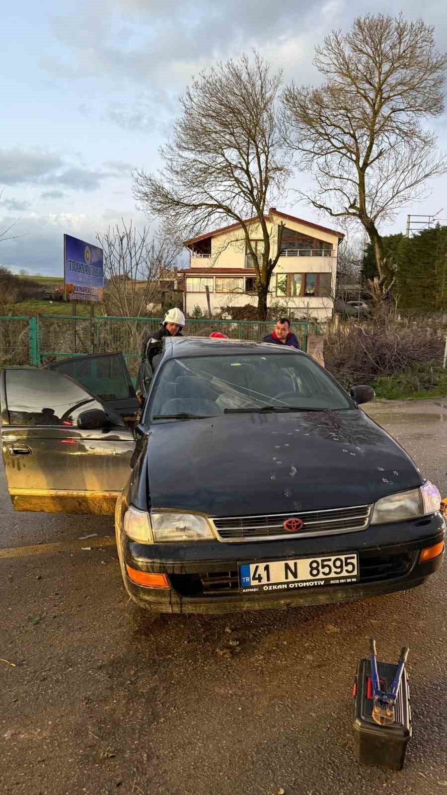 K&ouml;peğe &ccedil;arpmamak i&ccedil;in direksiyon kırdı: Duvara &ccedil;arparak durabildi
