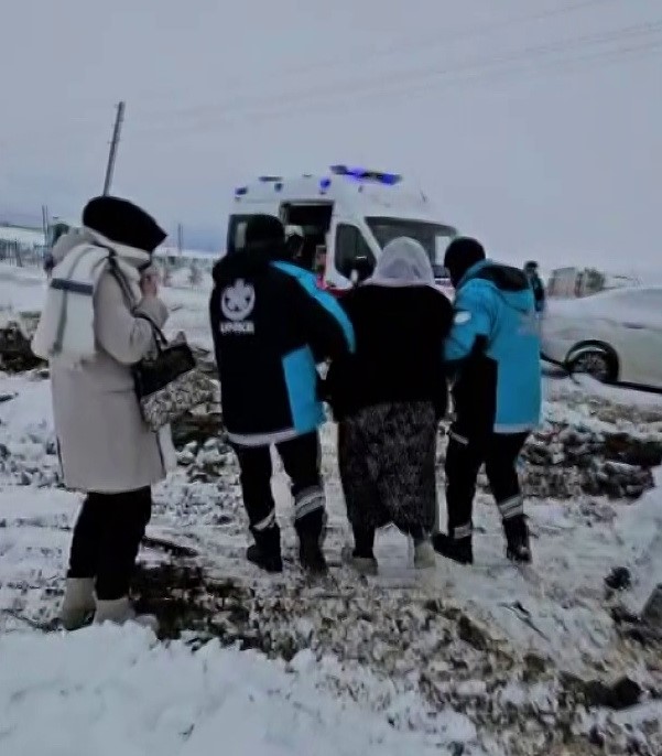 UMKE hasta kurtarmak i&ccedil;in karlı yolları aşıyor
