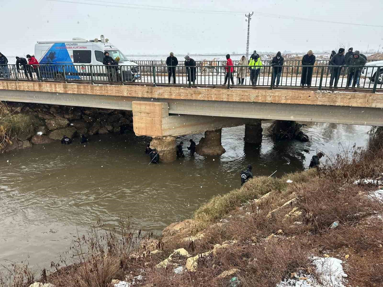 Şanlıurfa&rsquo;da sulama kanalına d&uuml;şen otomobilin s&uuml;r&uuml;c&uuml;s&uuml;n&uuml; arama &ccedil;alışmaları s&uuml;r&uuml;yor
