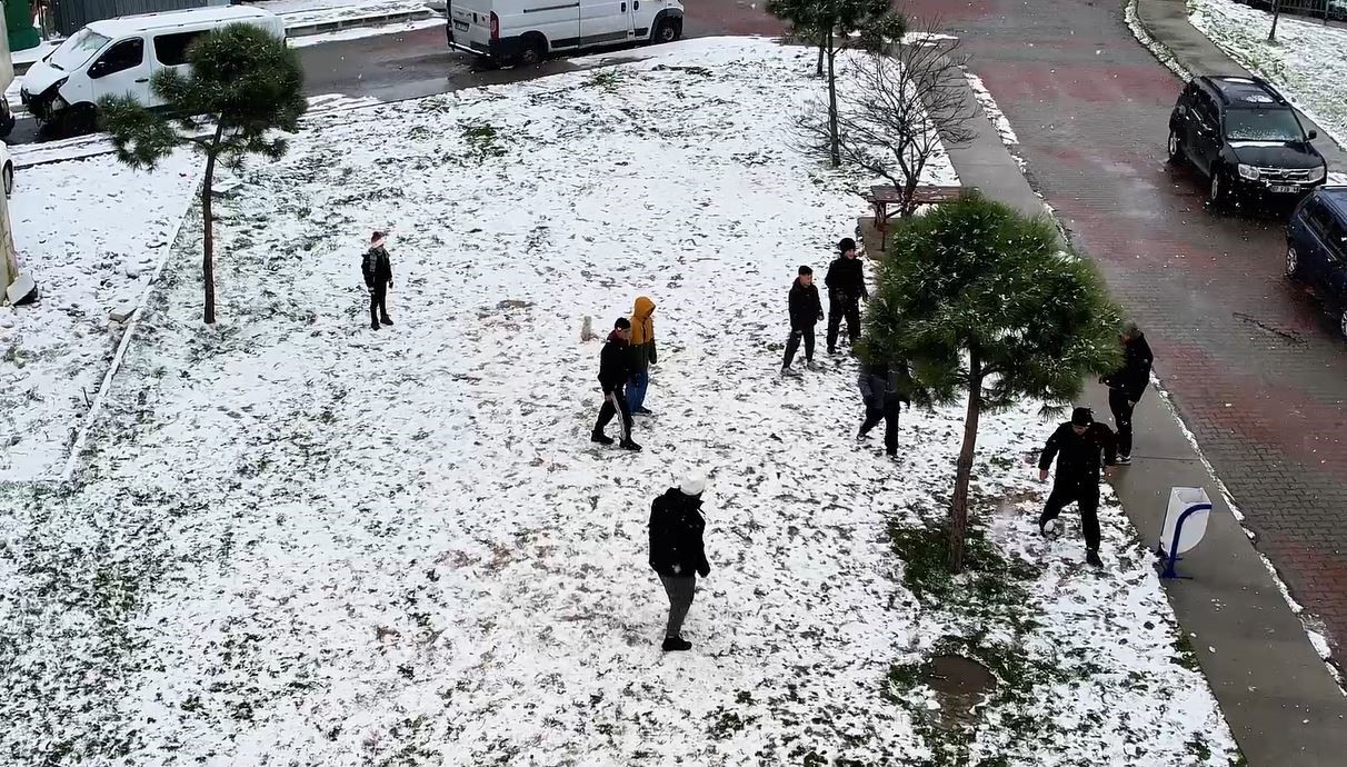 Kar yağışı altında futbol m&uuml;sabakası  dronla g&ouml;r&uuml;nt&uuml;lendi
