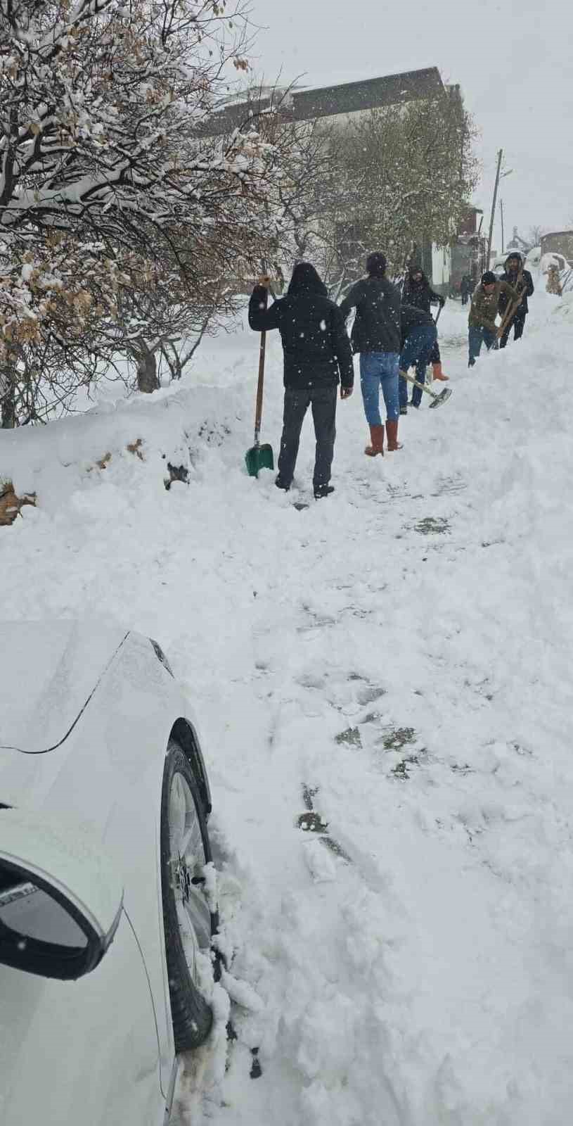 Köylüler kapanan sokaklarını elbirliğiyle açtı