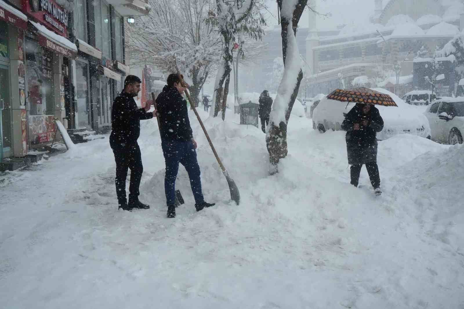 Muş&rsquo;ta yoğun kar yağışı hayatı olumsuz etkiledi
