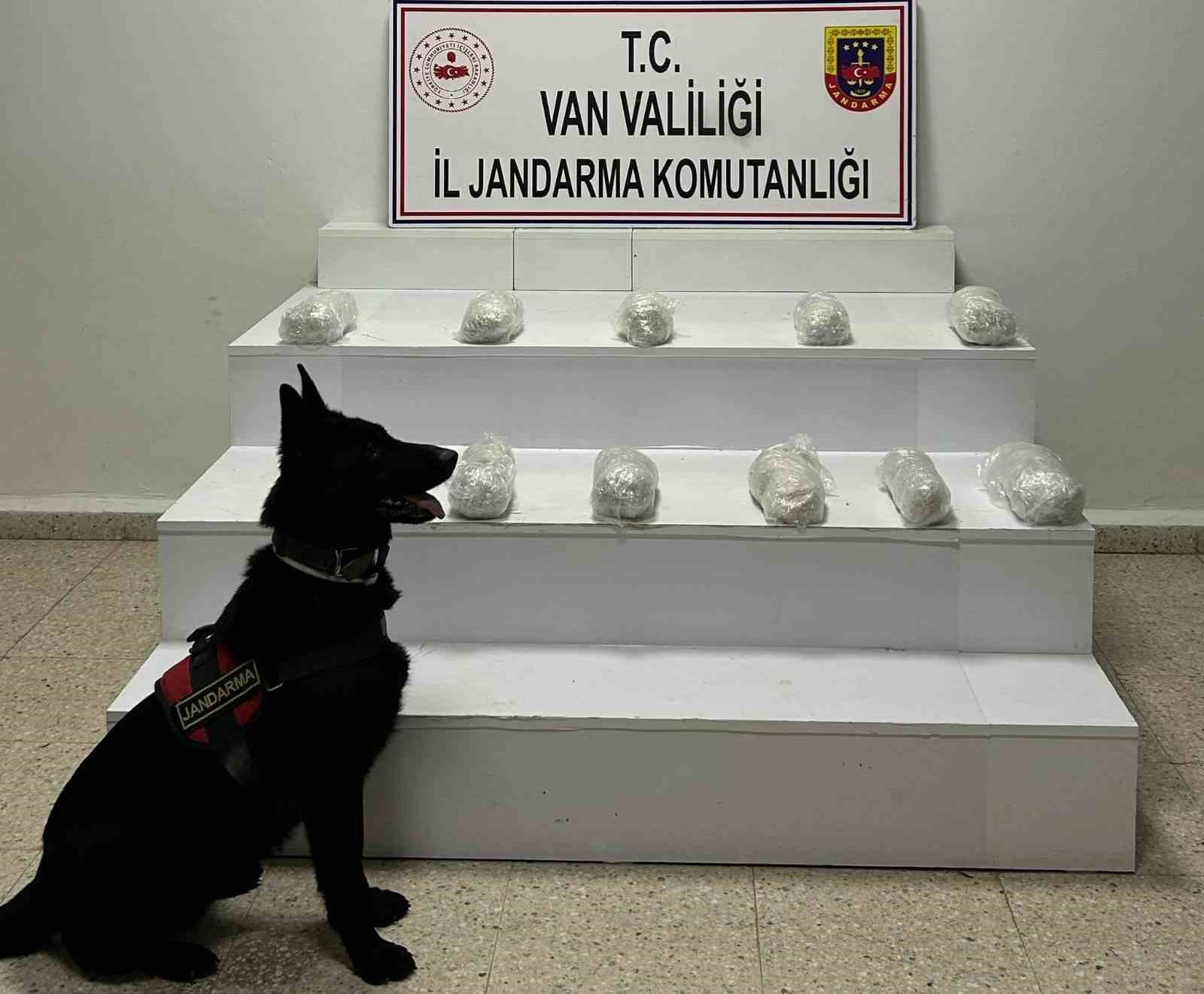 Başkale’de 10 kilo 978 gram metamfetamin ele geçirildi