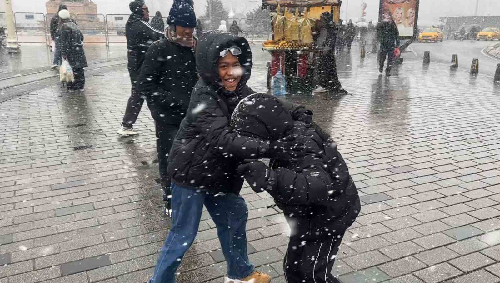 Endonezyalı turistlerin kar sevinci kameraya yansıdı
