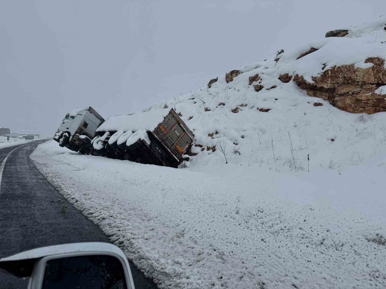 Kayganlaşan yol kaza getirdi, tır yol kenarına devrildi