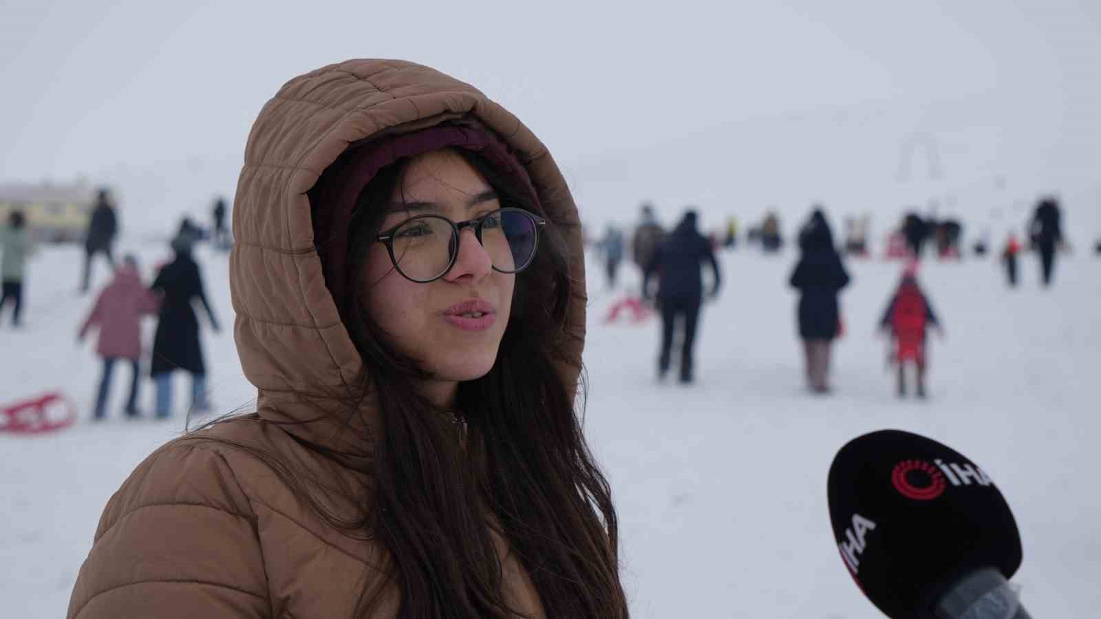 Başkentliler yılın ilk g&uuml;n&uuml;nde Elmadağ kayak merkezine akın etti
