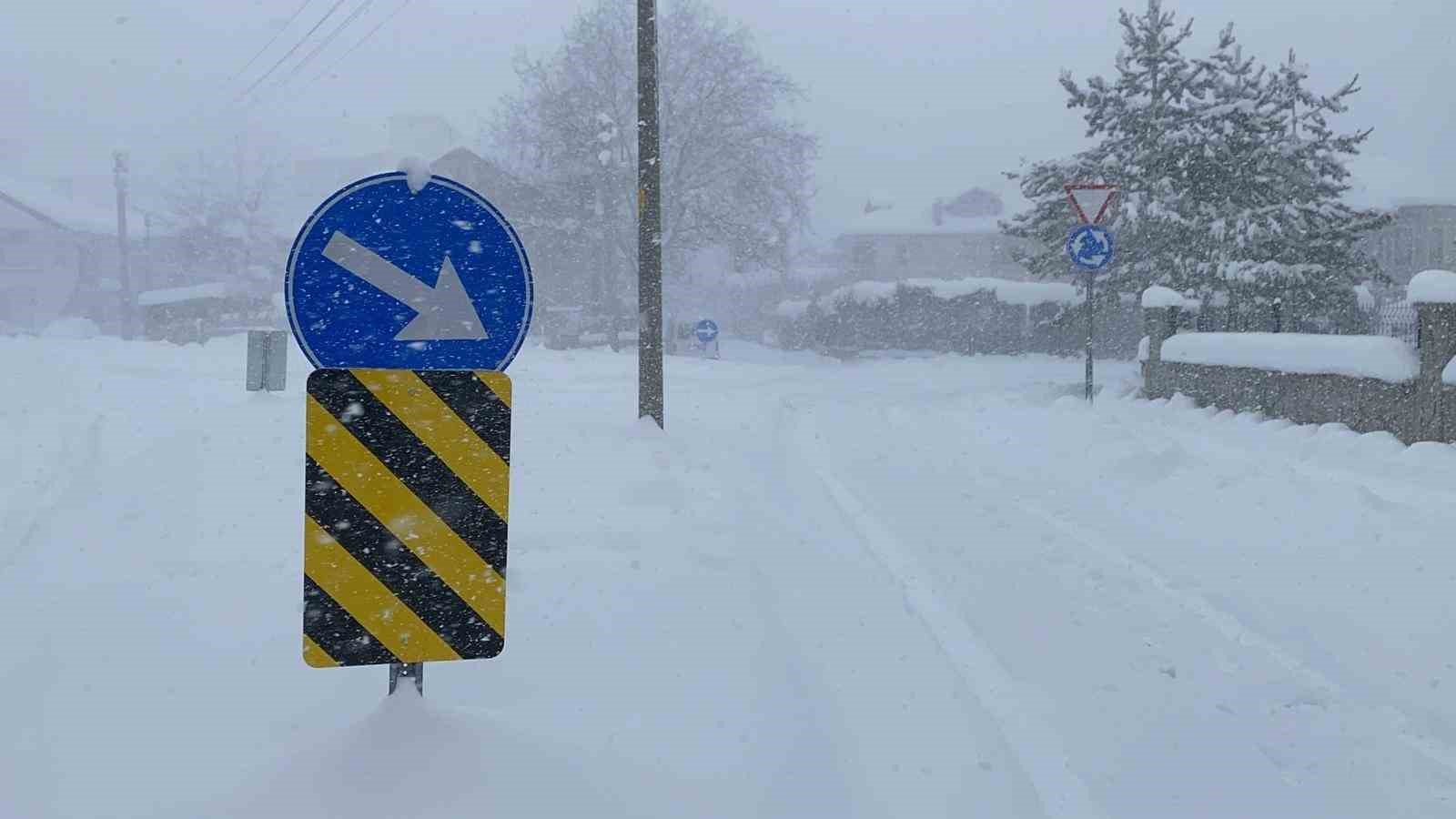 Bolu&rsquo;da yoğun kar yağışı: G&ouml;z g&ouml;z&uuml; g&ouml;rm&uuml;yor
