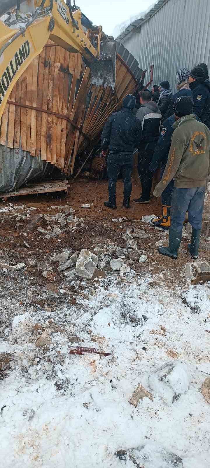 Siverek&rsquo;te kar felaketi: Ahırlar ve sanayi sitelerinde &ccedil;atılar &ccedil;&ouml;kt&uuml;
