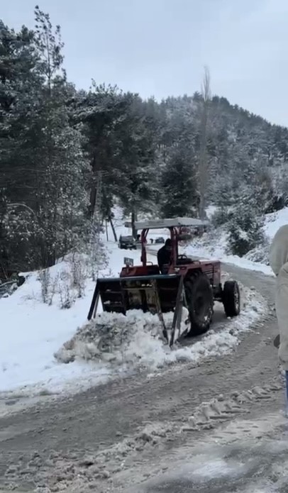 Osmaniye&rsquo;de kapanan k&ouml;y yollarını muhtar kendi imkanlarıyla a&ccedil;ıyor
