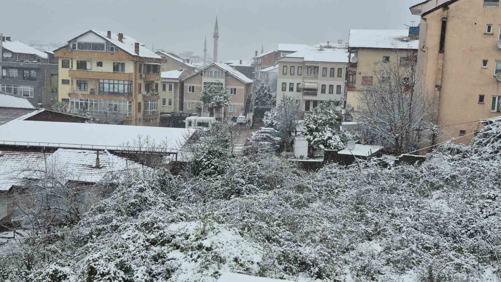 Bartın&rsquo;da kar kalınlığı 120 santimetreyi aştı
