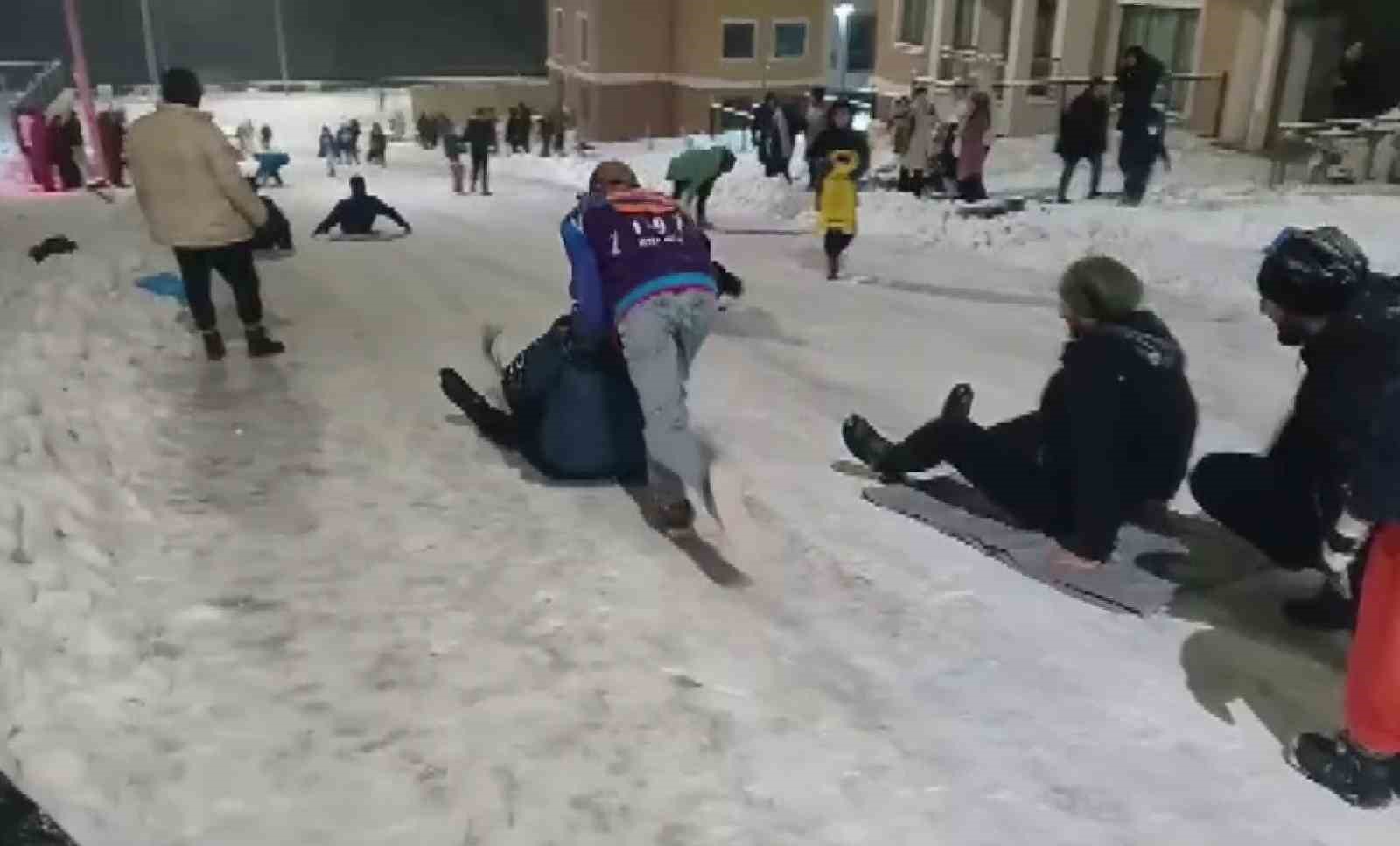 G&ouml;lbaşı il&ccedil;esinde vatandaşların kar keyfi
