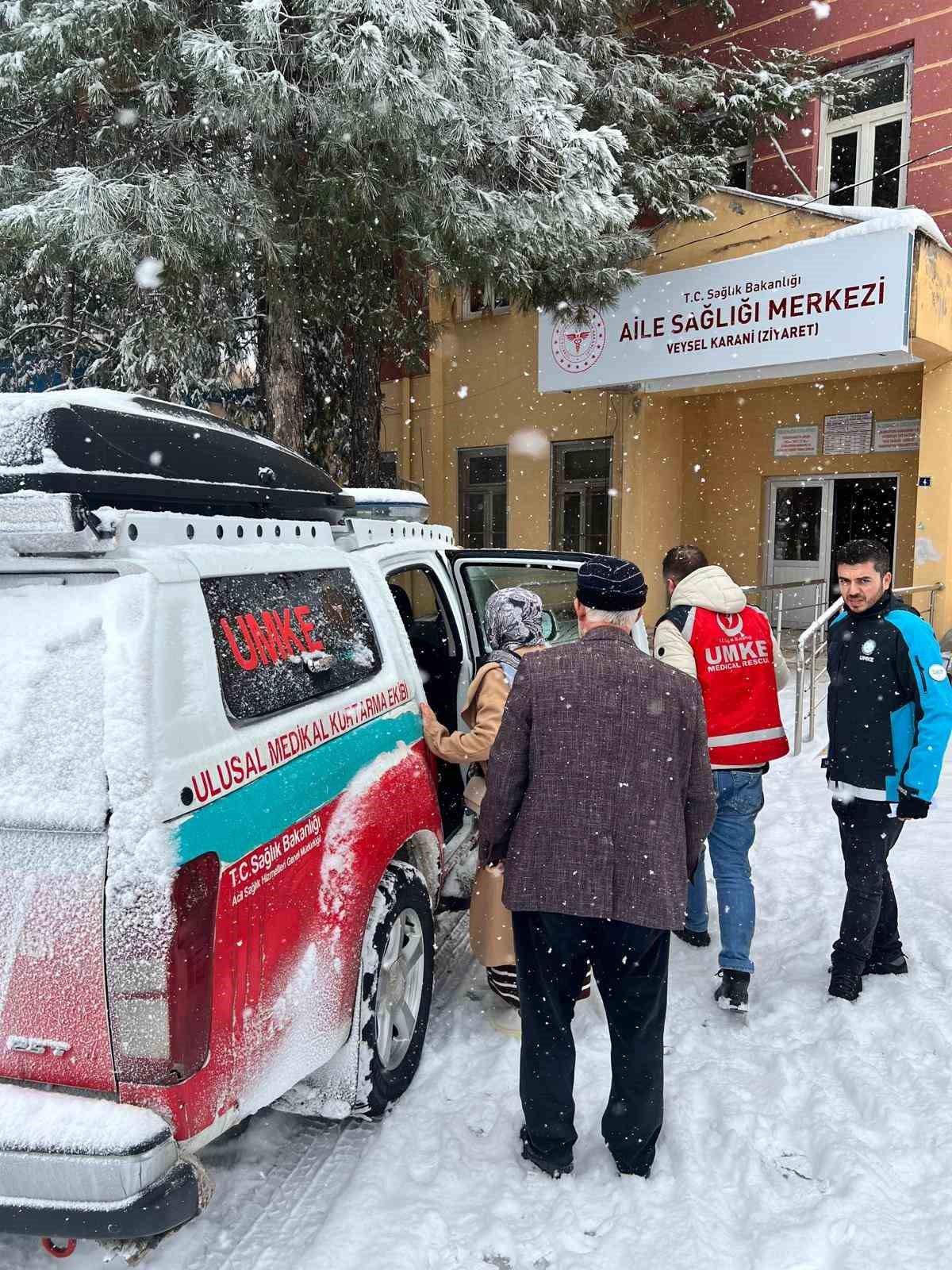 Siirt&rsquo;te UMKE ekipleri kar ve tipiye rağmen hastalara yetişmeye &ccedil;alışıyor
