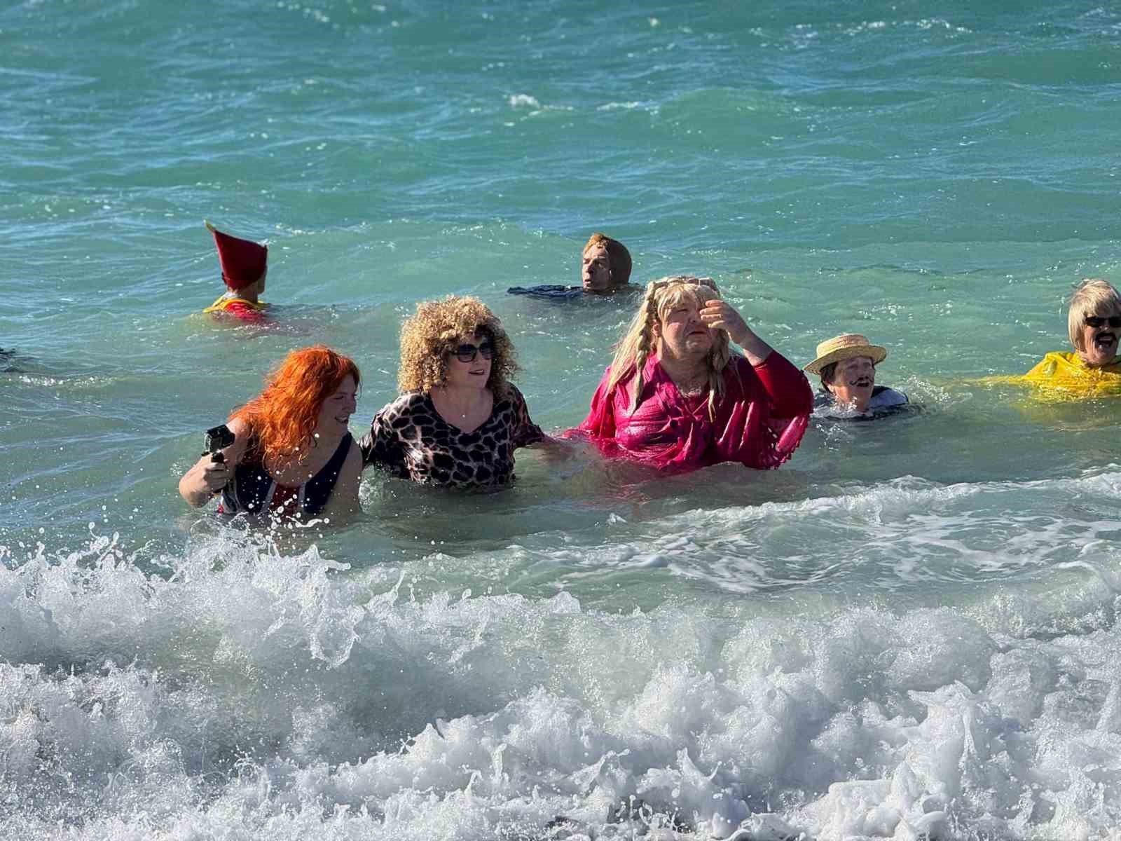 Soğuk havaya aldırmadılar, &ccedil;ocuklar ve hayvanlar i&ccedil;in denize girdiler
