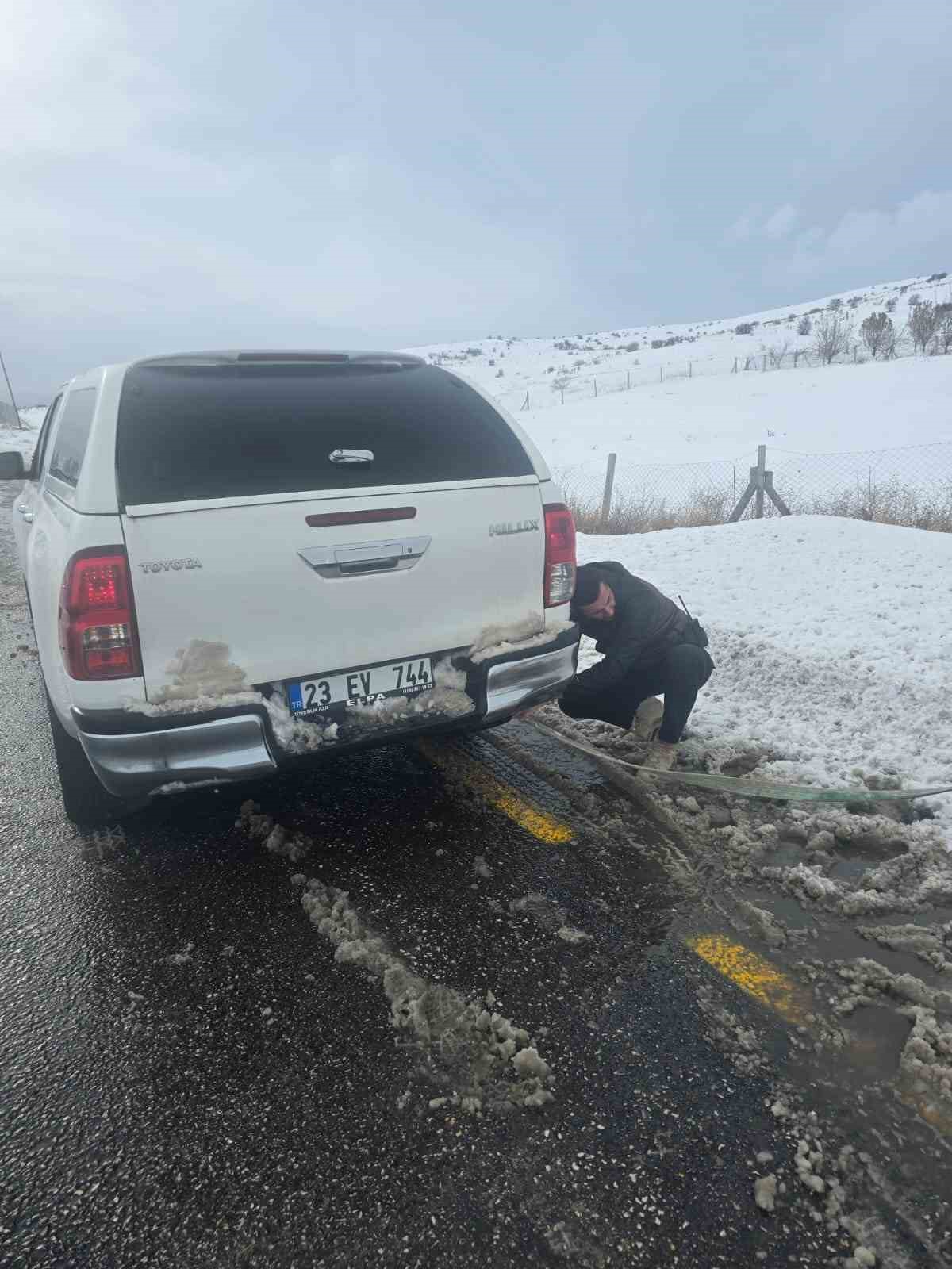 G&ouml;reve giden valilik koruma ekibi, yolda kalan vatandaşı kurtardı
