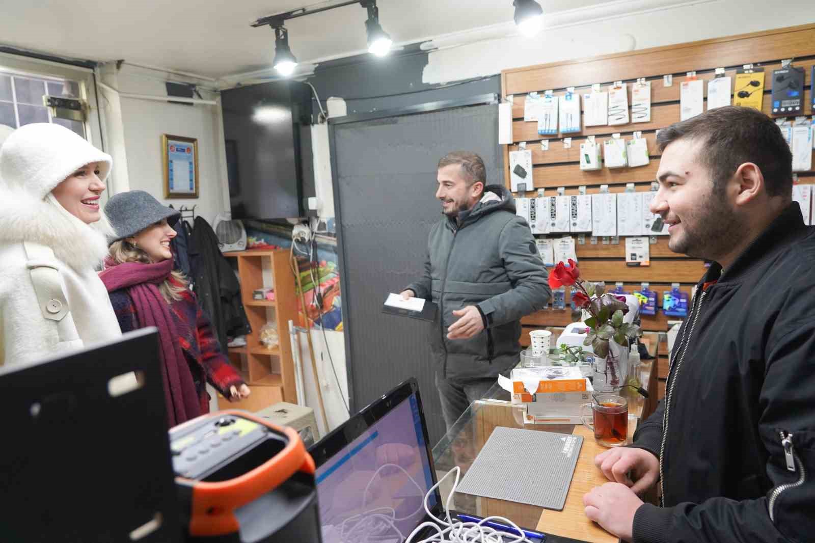 Başkan Subaşı yeni yılın ilk g&uuml;n&uuml;nde esnaf ve vatandaşların yeni yıllarını kutladı
