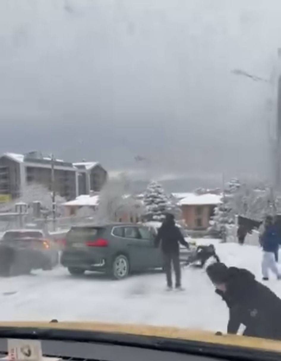 Bursa&rsquo;da korku dolu anlar: Kayan araç vatandaşların arasına daldı