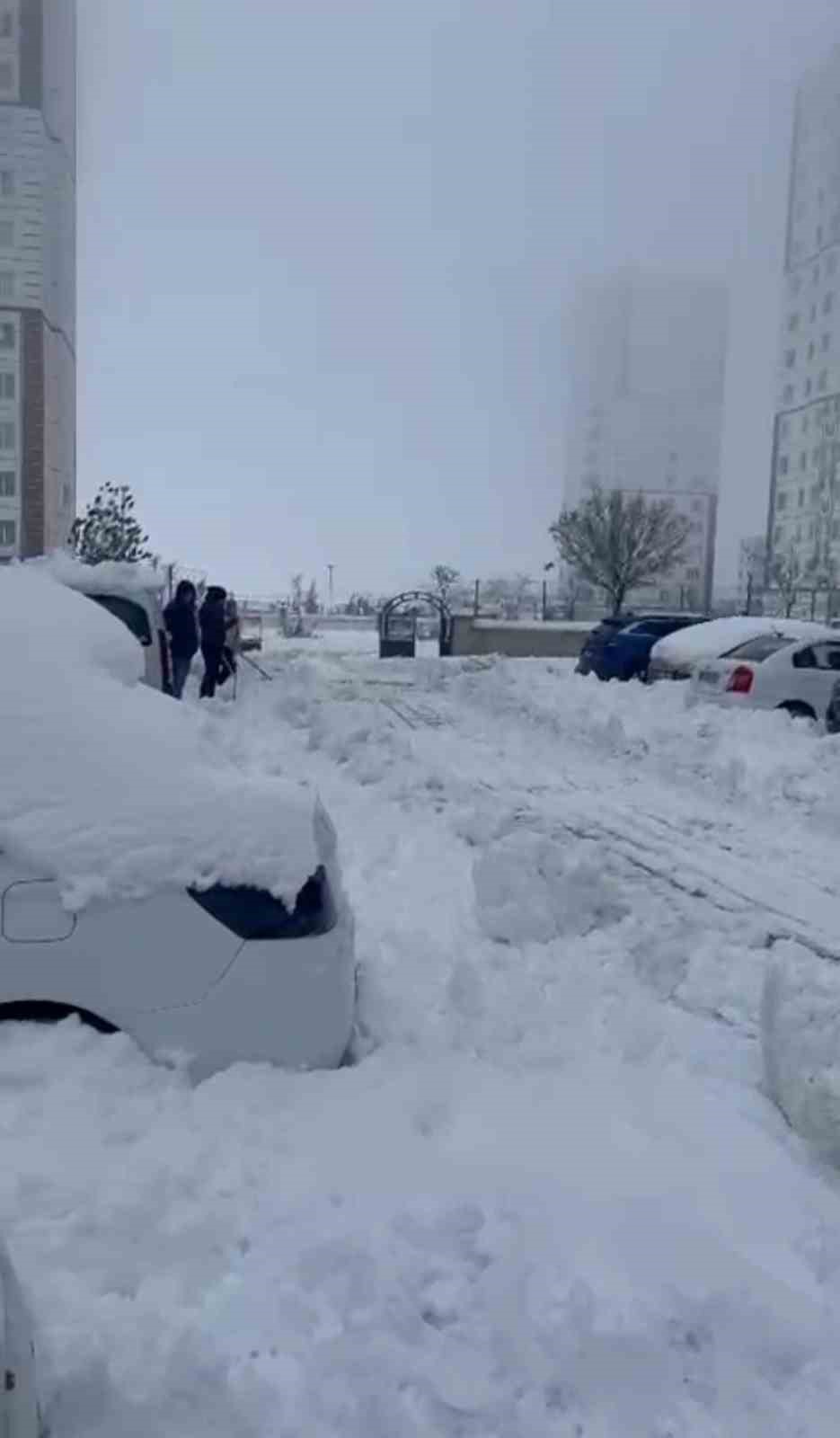 Diyarbakır’da kar esareti: Site sakinleri kiraladıkları kepçeyle yollarını açtı
