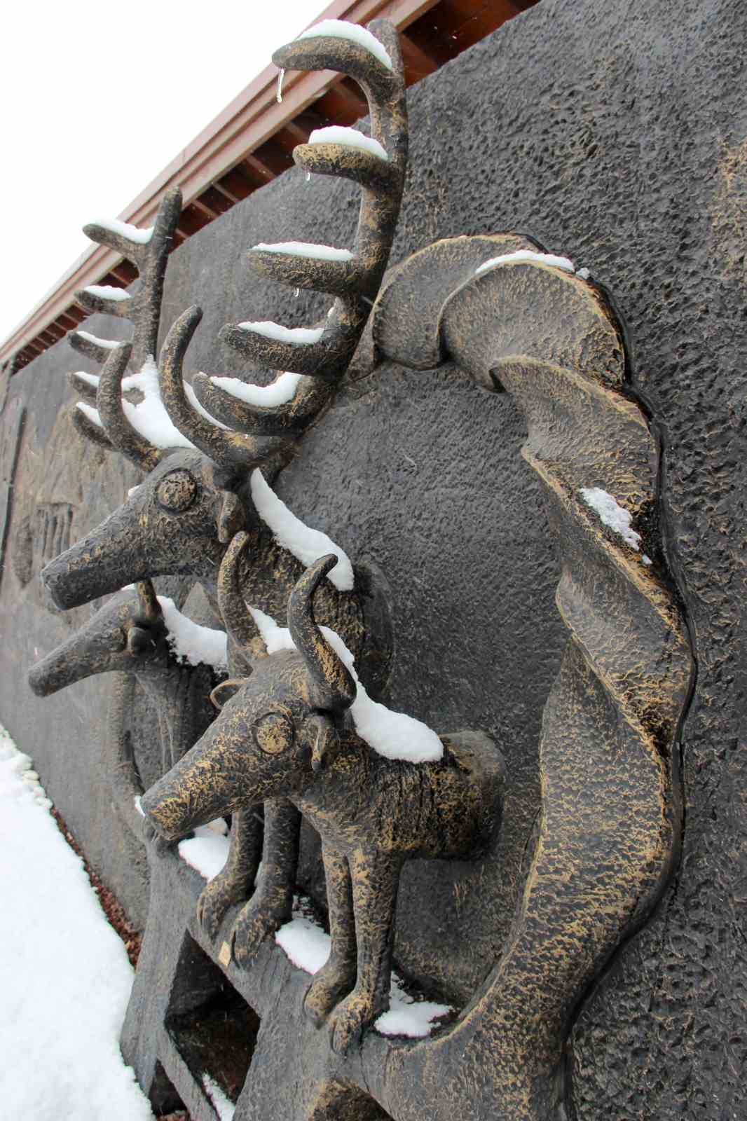 Yeni yılın ilk g&uuml;n&uuml;nde kar neşesi: &Ccedil;ocuklar sokaklara d&ouml;k&uuml;ld&uuml;
