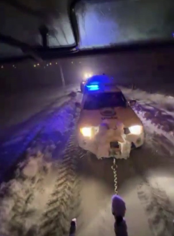 Karlı yolda mahsur kalan ekiplerin yardımına k&ouml;yl&uuml;ler yetişti
