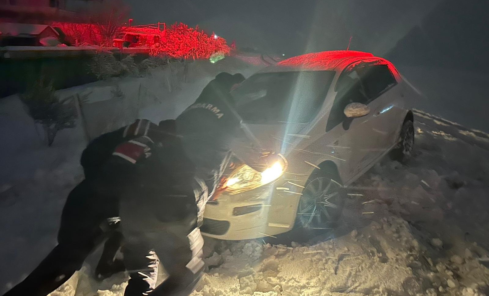 Mahsur kalan vatandaşları jandarma kurtardı
