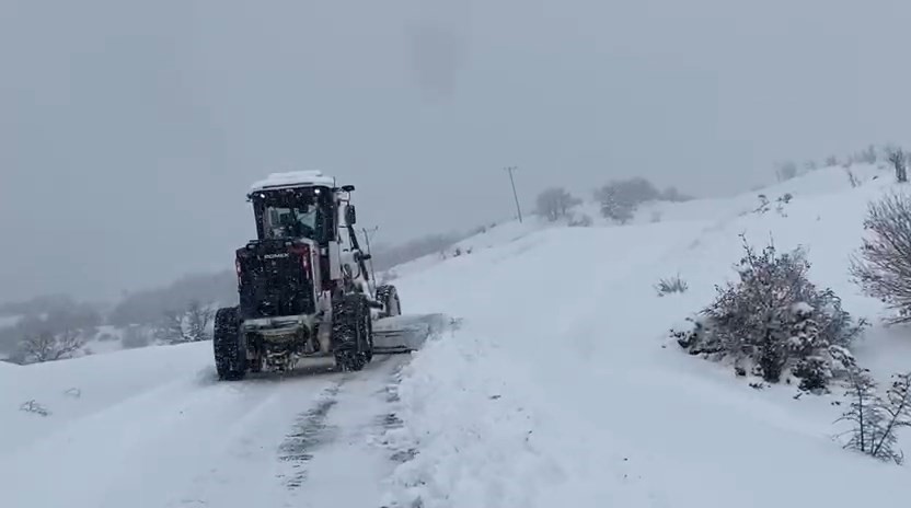 Elazığ&rsquo;da 181 k&ouml;y yolu a&ccedil;ıldı, 365&rsquo;inde &ccedil;alışmalar s&uuml;r&uuml;yor
