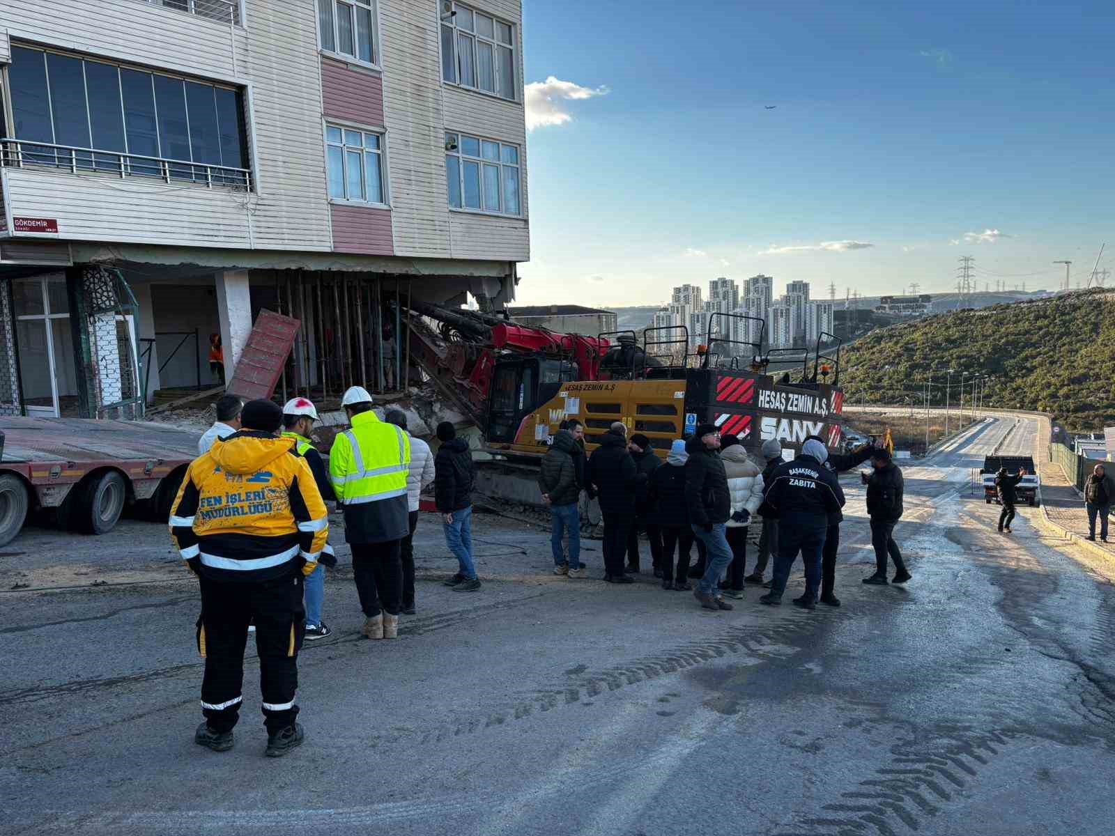 Başakşehir&rsquo;de binaya saplanan vincin &ccedil;ıkartılma &ccedil;alışmaları 5 saattir devam ediyor
