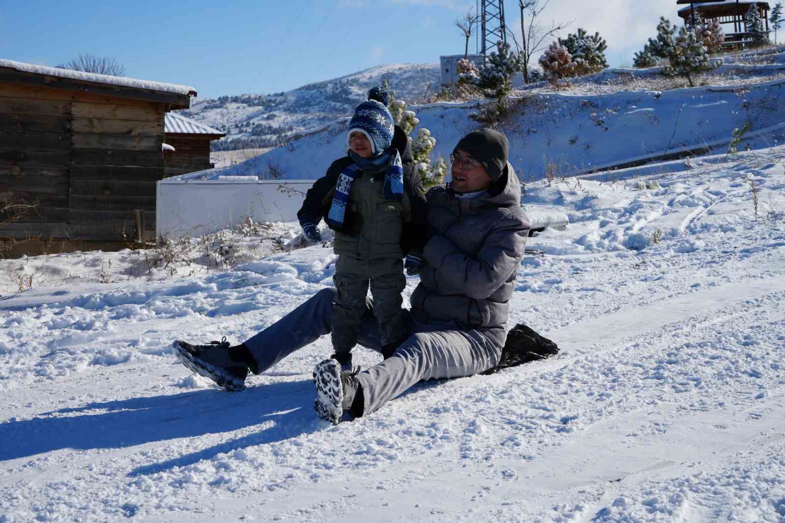 Bin 744 rakımlı Dinek Dağı’nda kartpostallık kış manzarası: Yeni yılın ilk gününde kar sevinci yaşandı