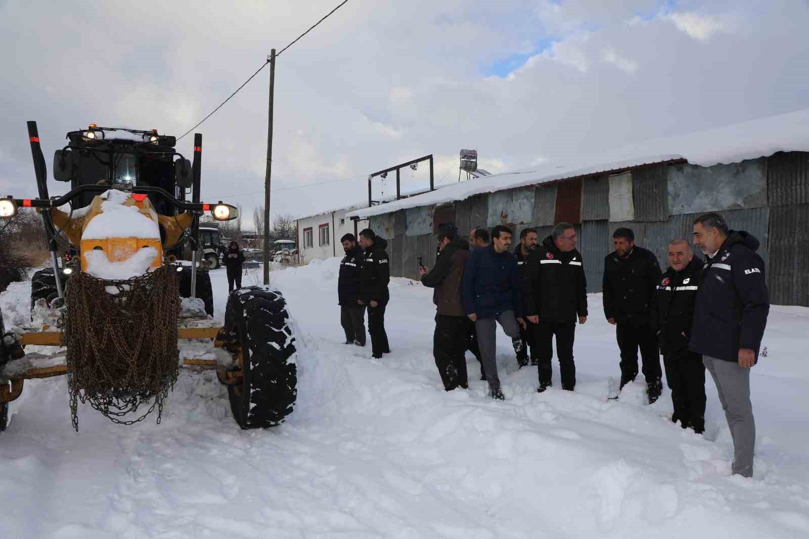Vali Hatipoğlu, karla m&uuml;cadele &ccedil;alışmalarını inceledi
