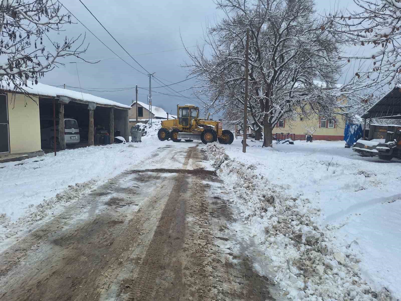 Malatya&rsquo;da kardan kapanan yollar a&ccedil;ılıyor
