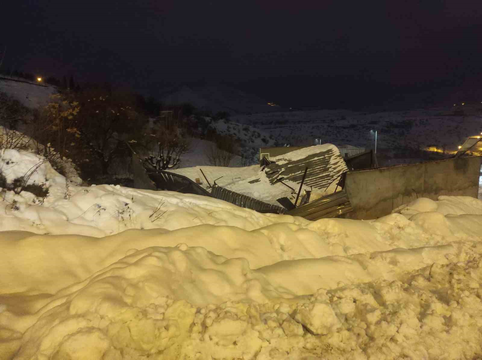 Sason&rsquo;da yoğun kar yağışı nedeniyle iş yerinin &ccedil;atısı &ccedil;&ouml;kt&uuml;

