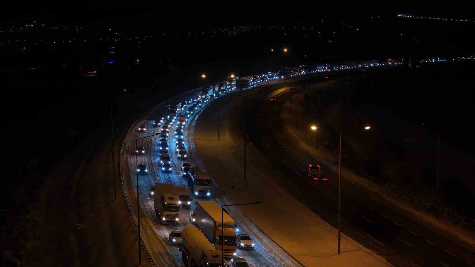 TEM Otoyolu&rsquo;nun Bolu ge&ccedil;işi 7 saat sonra ulaşıma a&ccedil;ıldı
