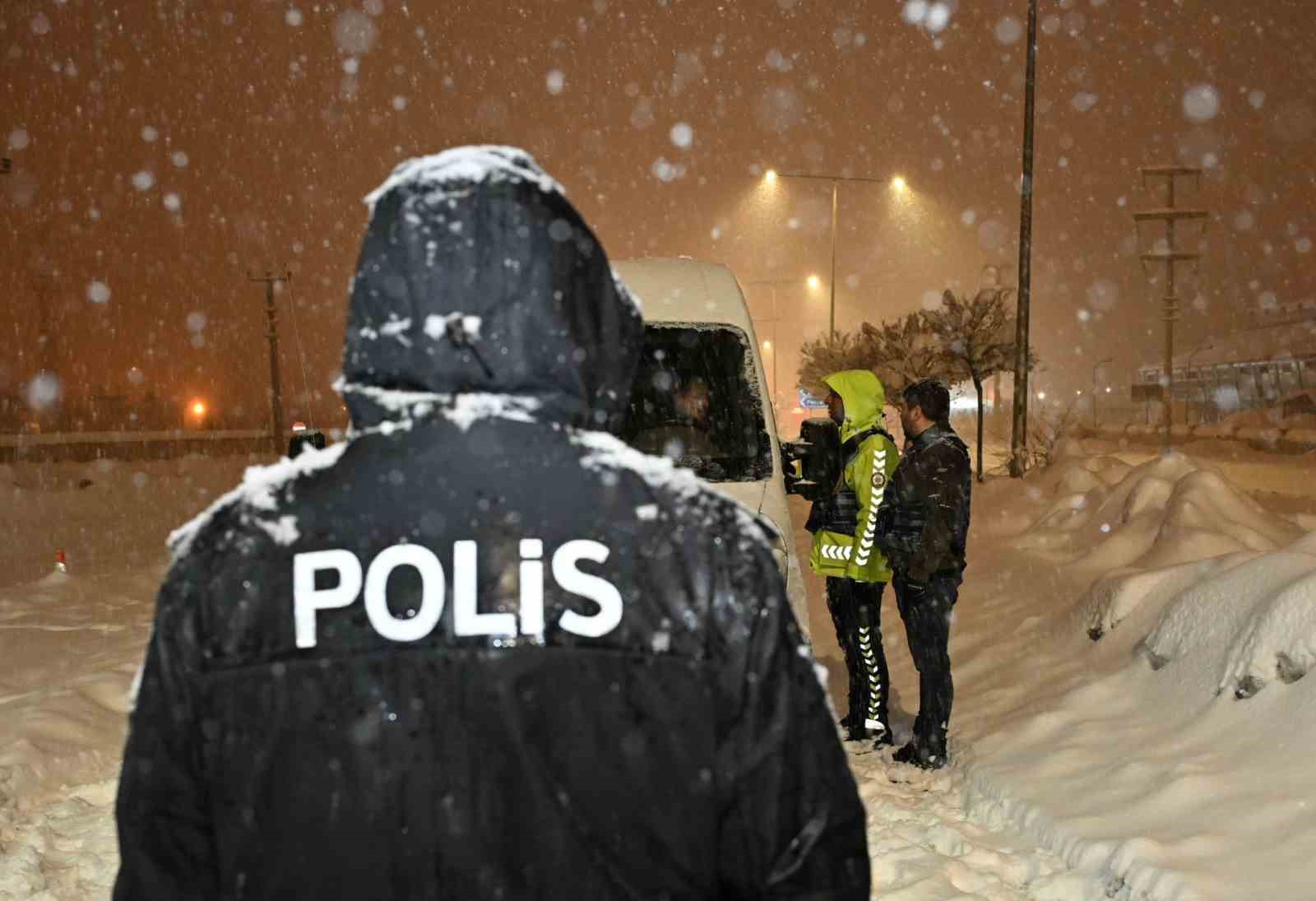 Tipiye rağmen g&ouml;rev başındaki polisler yolda kalanların yardımına koştu
