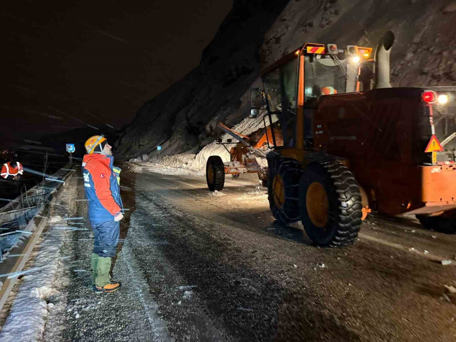 Van-Bitlis karayoluna çığ düştü