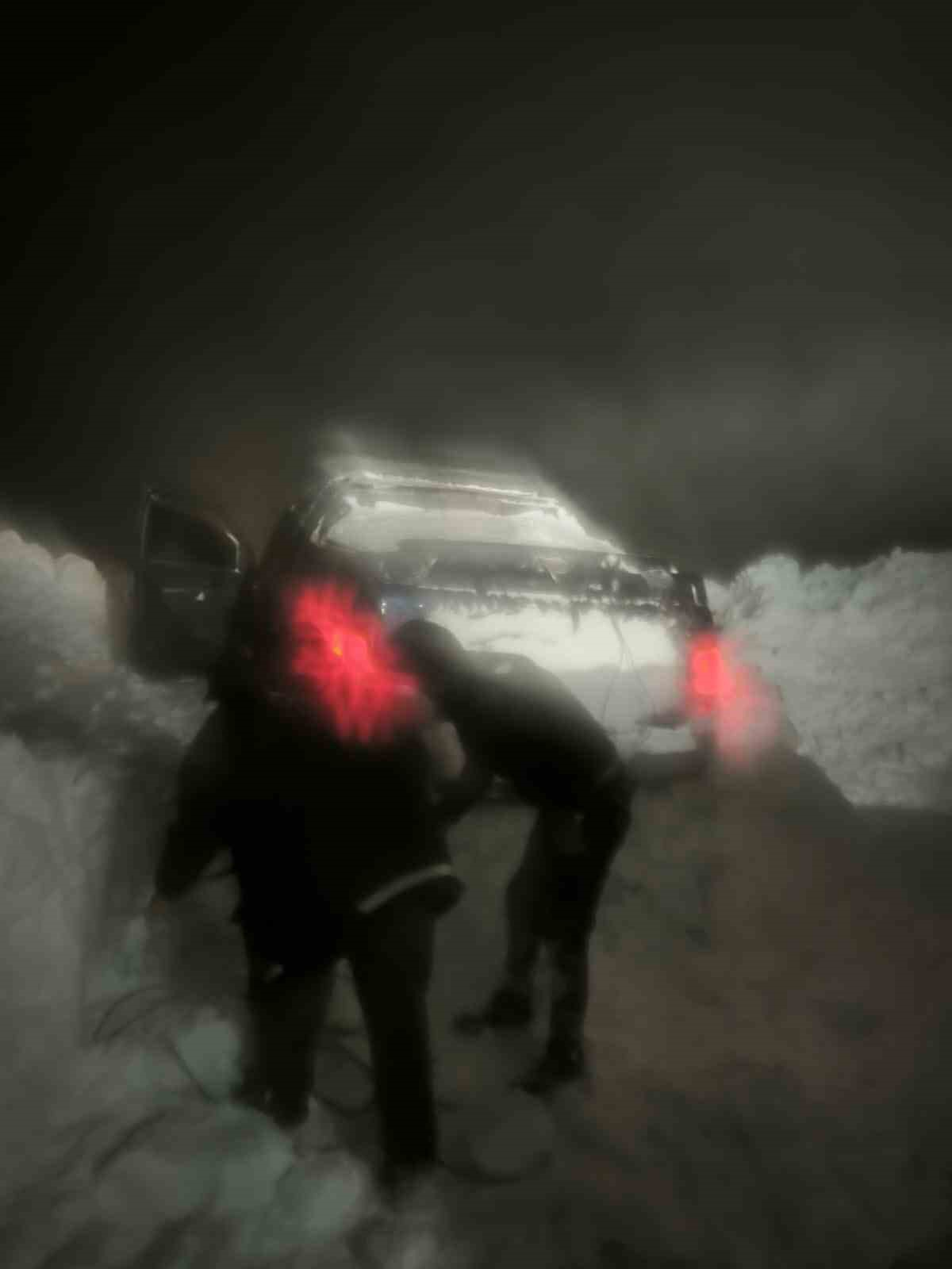 &Ccedil;ığ altında kalan araca 2 saatlik operasyon: Mahsur kalan vatandaşlar kurtarıldı
