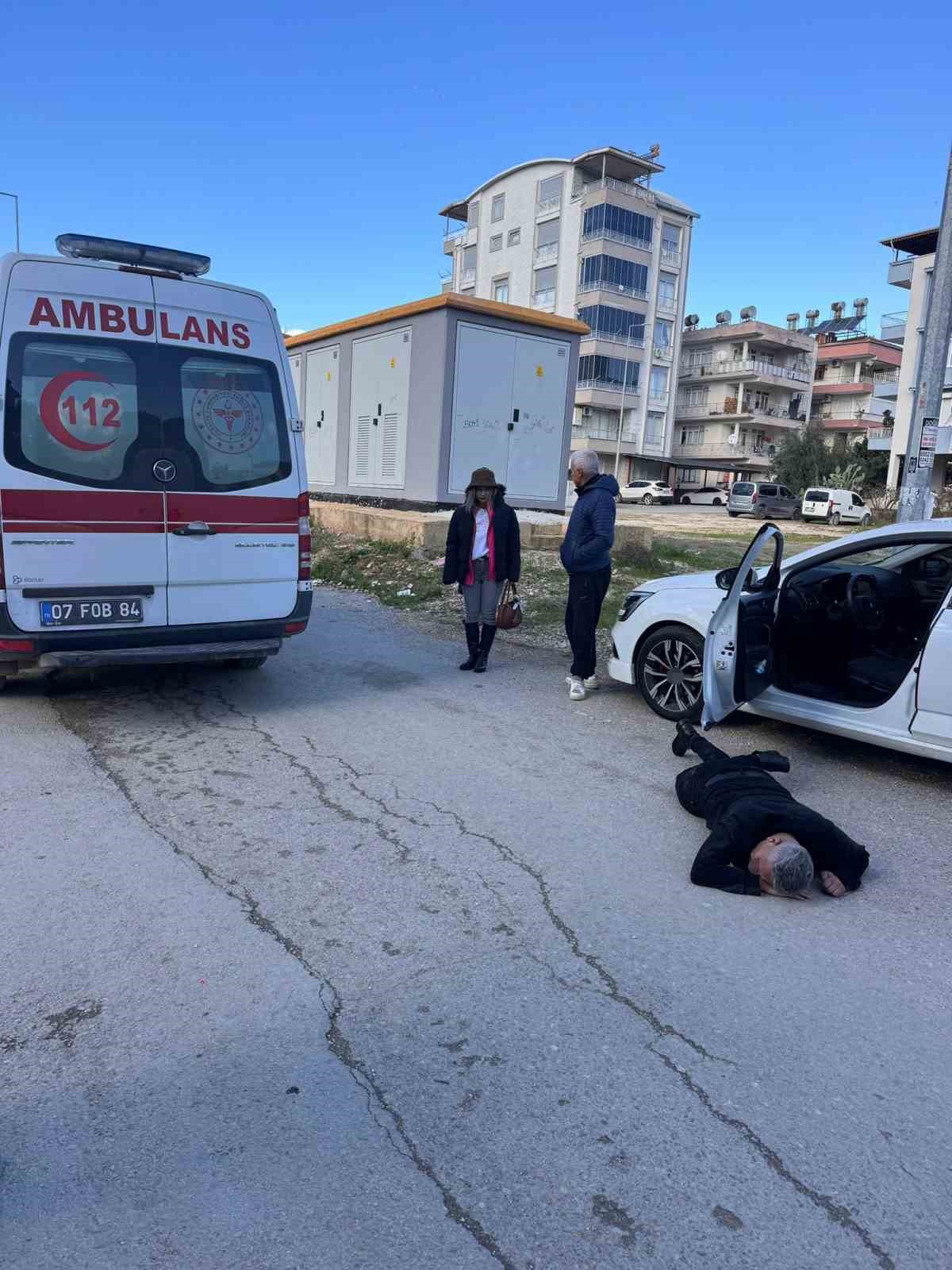 Antalya&rsquo;da seyir halindeki otomobile silahlı saldırı: 1 yaralı
