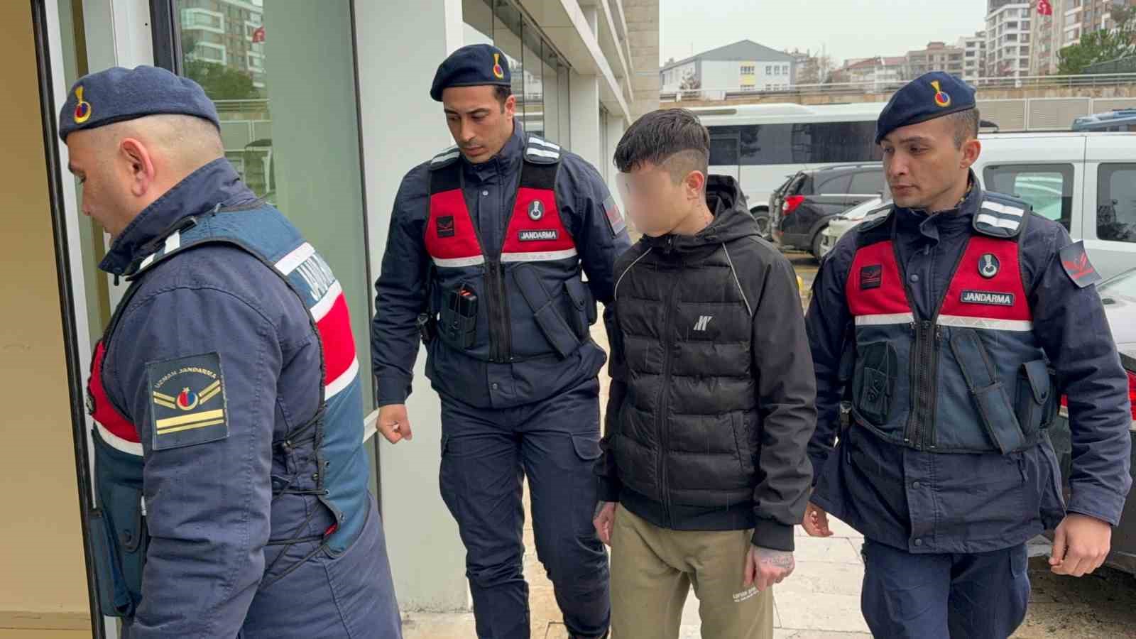 17 yaşındaki &ccedil;ocuk 24 bin 500 adet uyuşturucu hapla yakalandı
