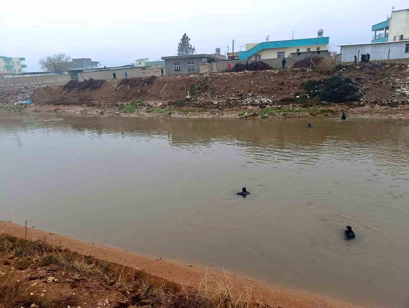 Şanlıurfa’da sulama kanalına düşen otomobilin sürücüsünü arama çalışmaları sürüyor
