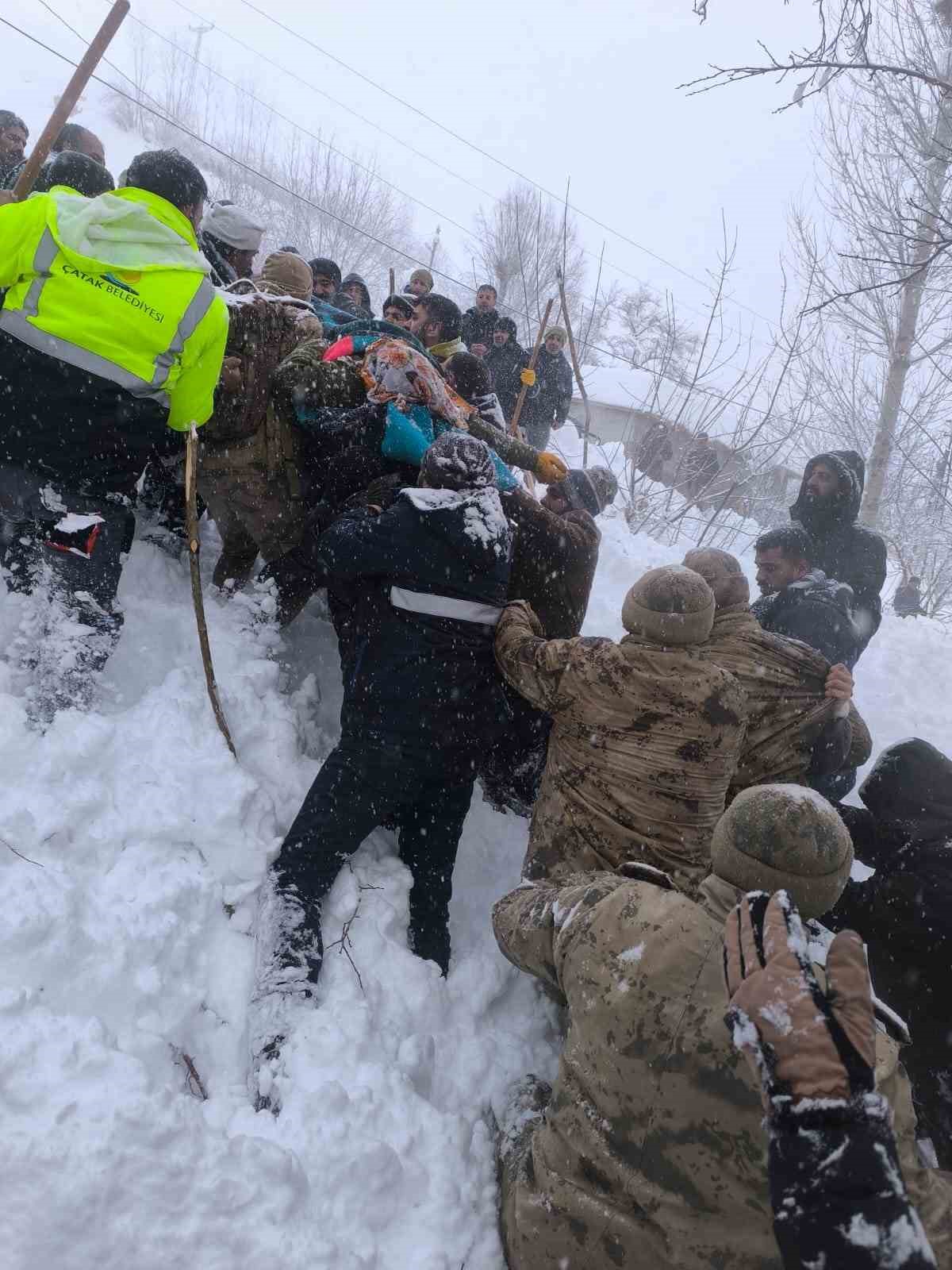 Çatak’ta çığın altında kalan kadın yaşamını yitirdi