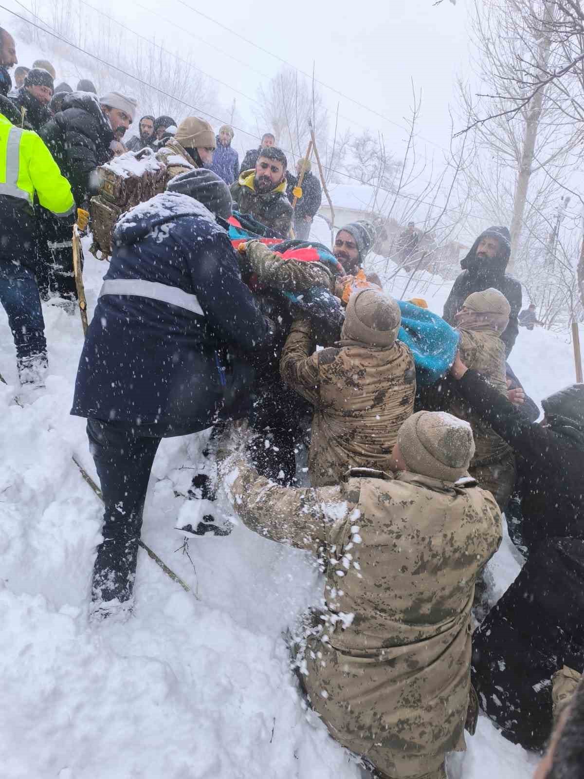 &Ccedil;atak&rsquo;ta &ccedil;ığın altında kalan kadın yaşamını yitirdi

