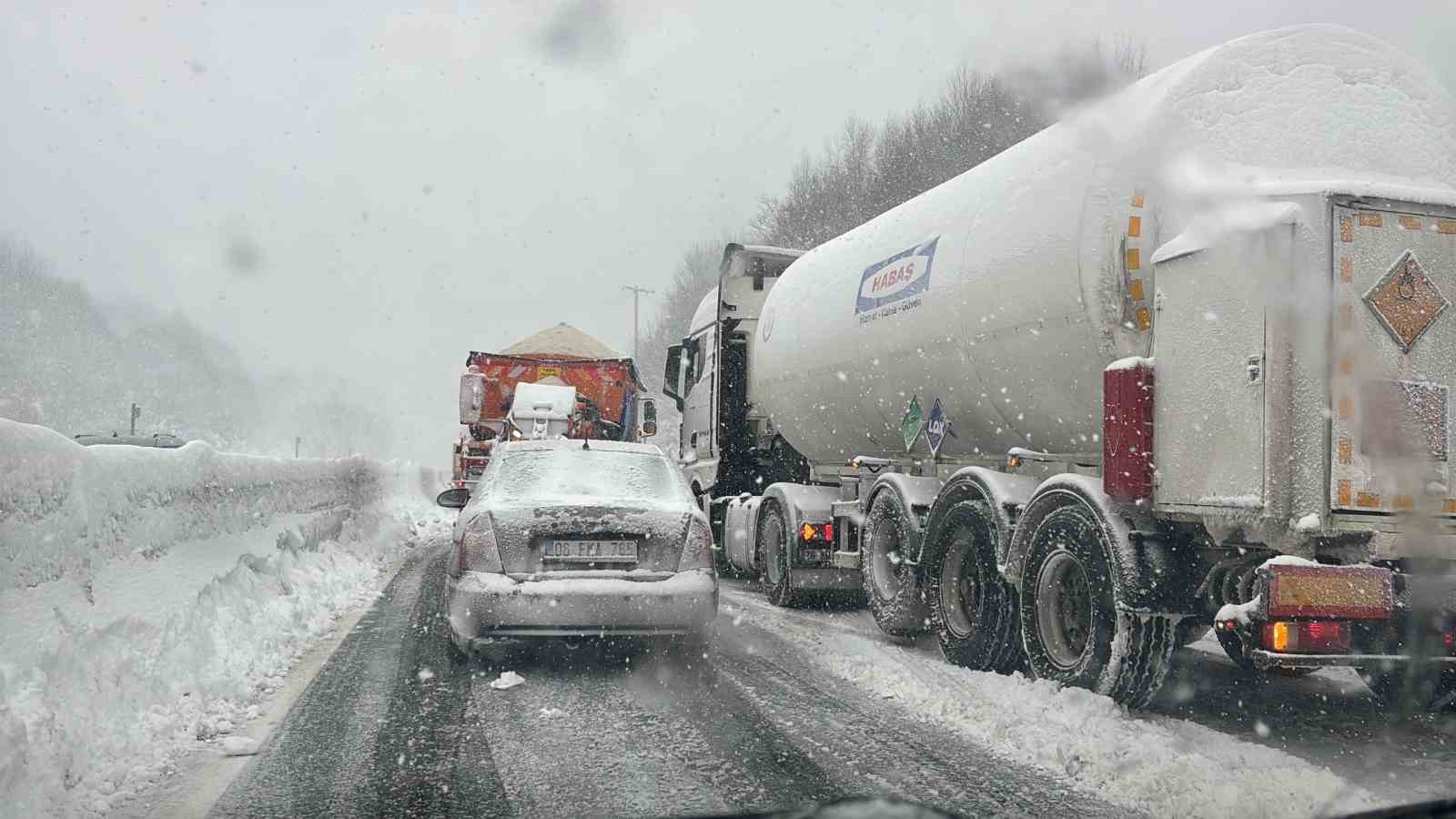 Bolu Dağı&rsquo;nda yoğun kar yağışında rampayı &ccedil;ıkamayan 2 tır yolu kapattı
