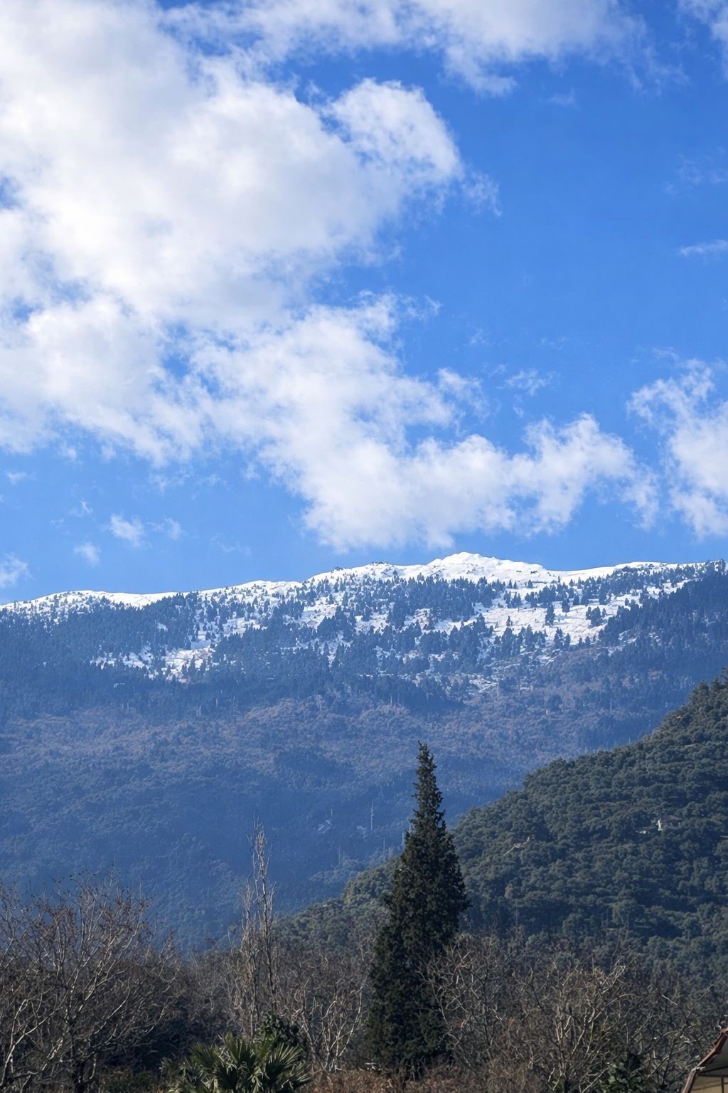 Madran Dağı zirvesi beyaza b&uuml;r&uuml;nd&uuml;
