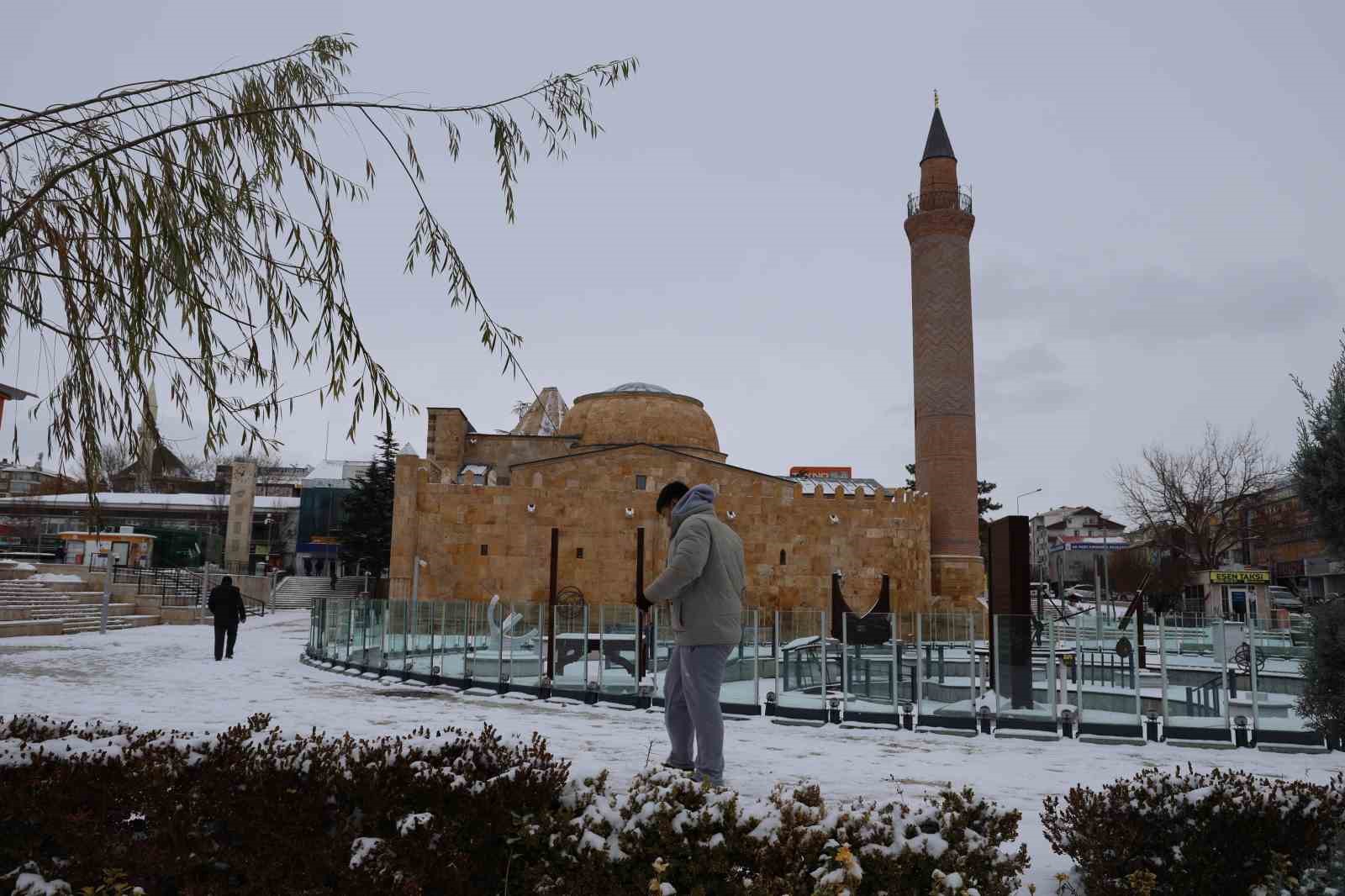 Kırşehir&rsquo;de yeni yılın ilk g&uuml;n&uuml; meydan soğuk havaya teslim oldu

