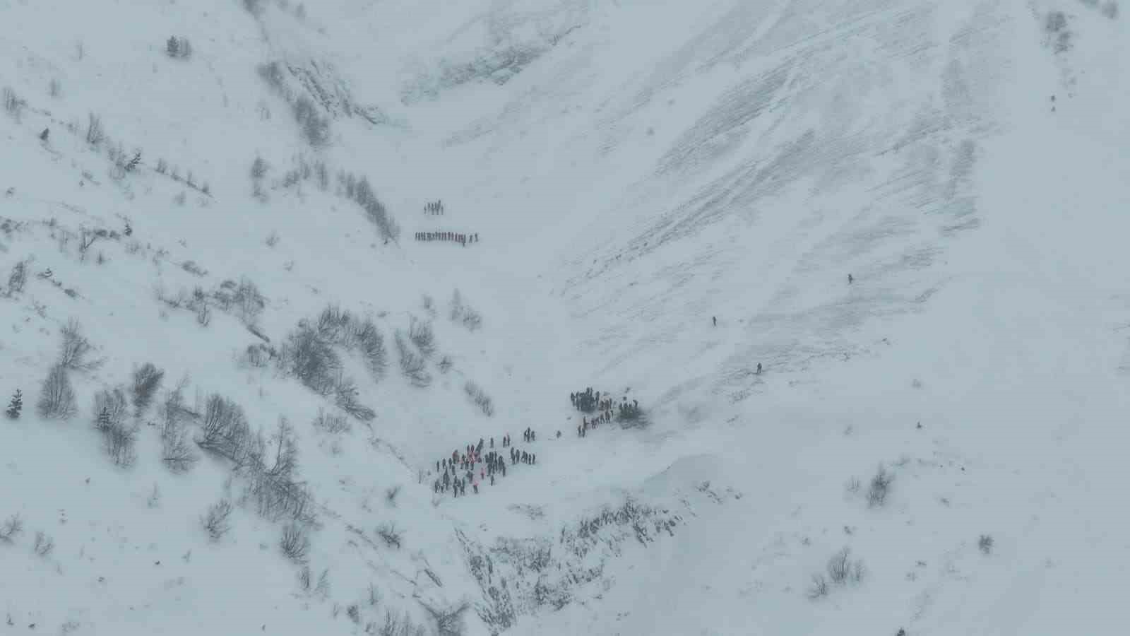 Artvin’de çığ altında kalan çobanları arama çalışmaları havadan görüntülendi