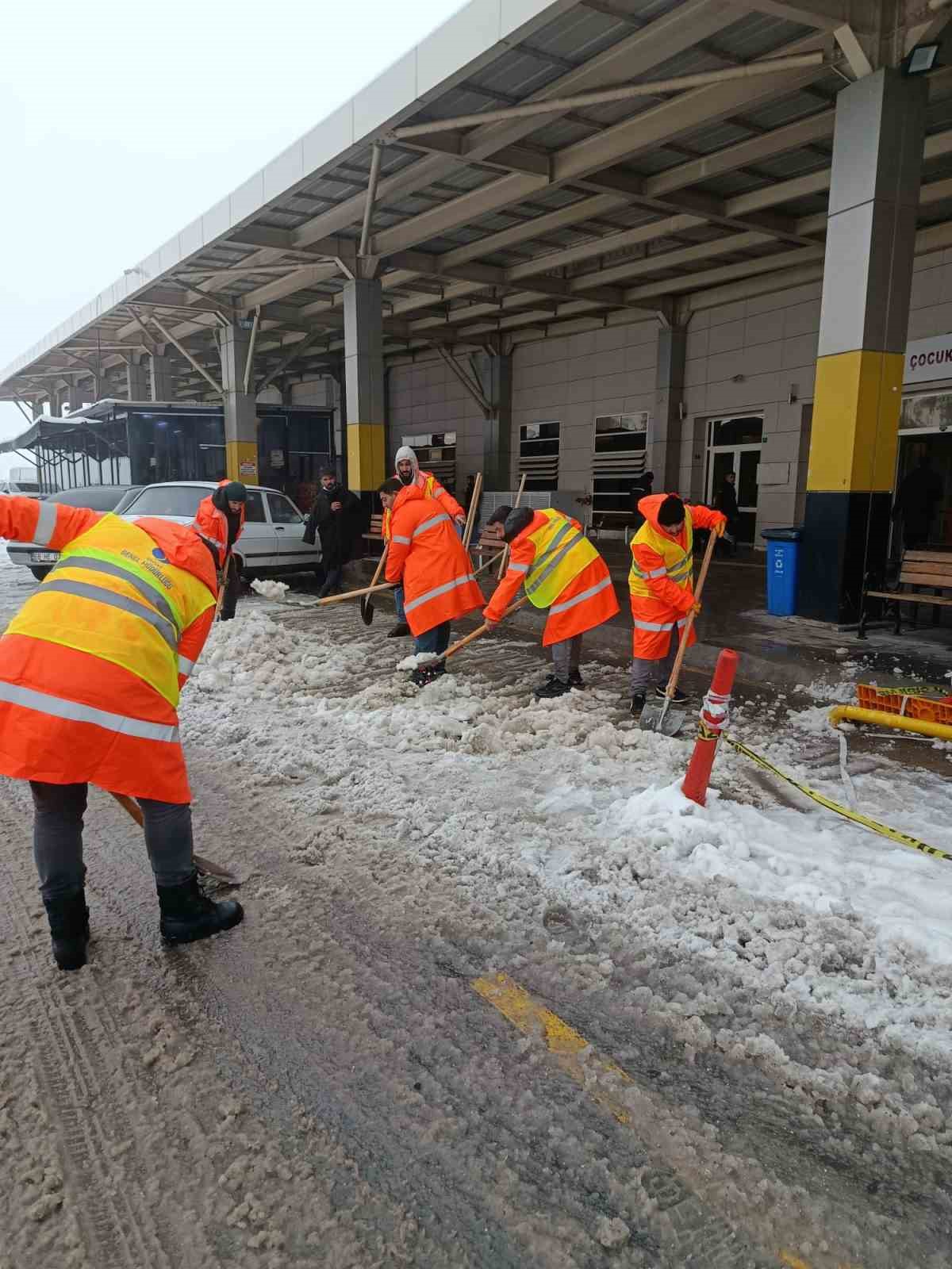 Şanlıurfa&rsquo;da kar temizliği s&uuml;r&uuml;yor
