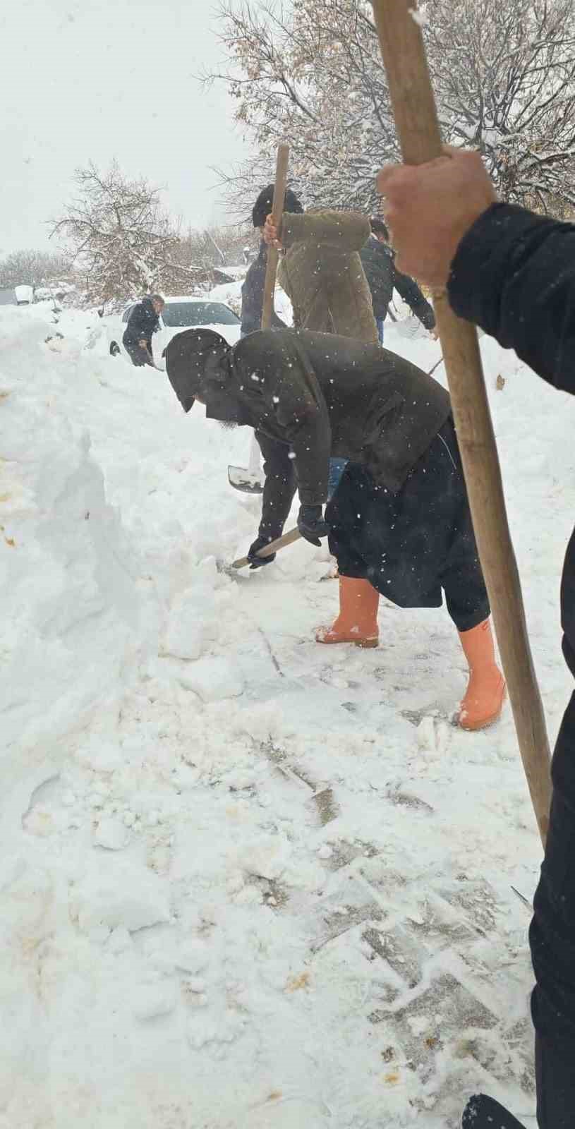 K&ouml;yl&uuml;ler kapanan sokaklarını elbirliğiyle a&ccedil;tı
