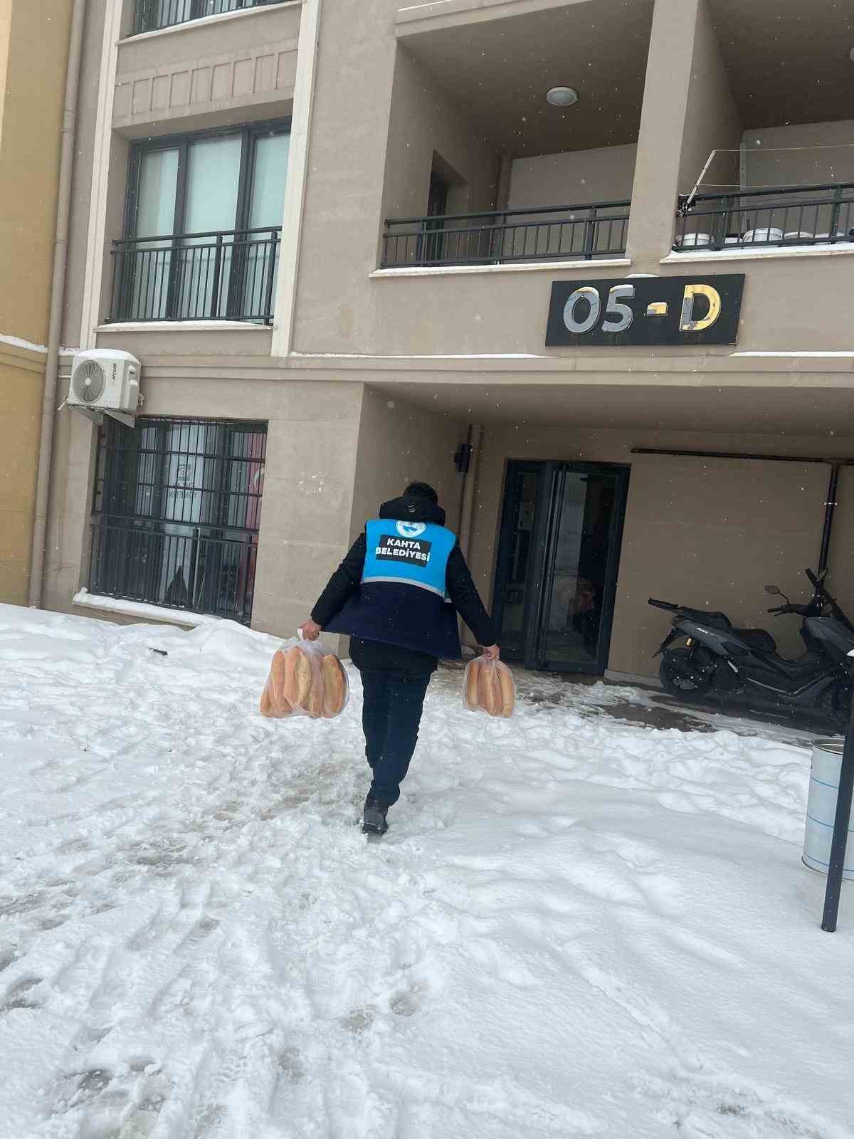 Kahta&rsquo;da sıcak yemek, &ccedil;orba ve ekmek dağıtımı
