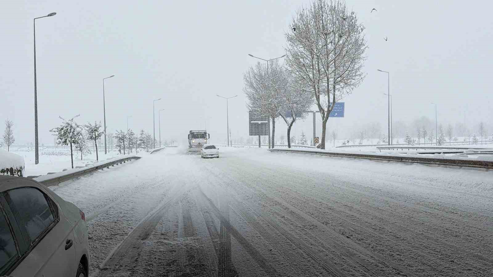 Yoğun kar kenti beyaza b&uuml;r&uuml;d&uuml;
