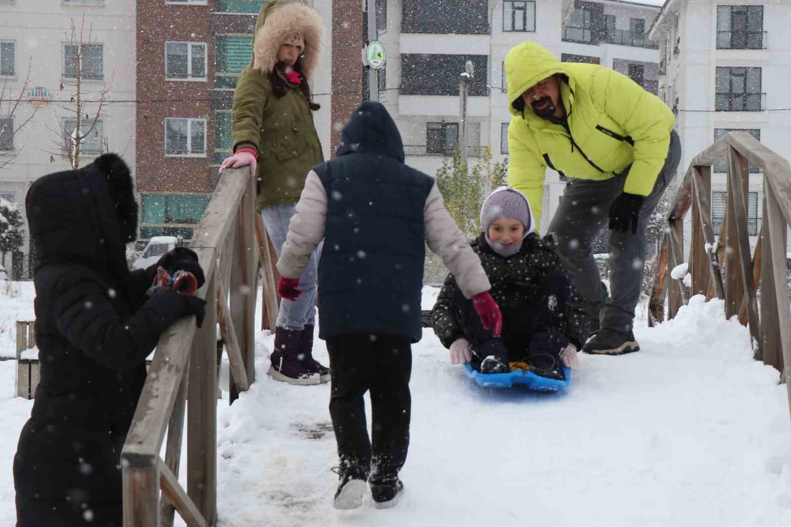 Bolu’da eğitime kar engeli: Okullar 1 gün tatil edildi